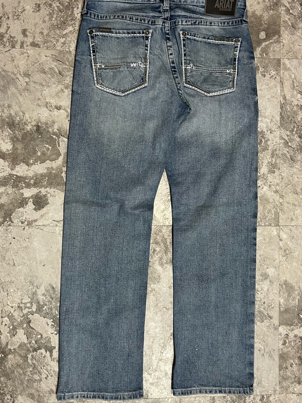 ARIAT MEN'S M2 STIRLING LIGHT WASH RELAXED BOOTCUT FIT DENIM JEANS - Picture 2 of 6